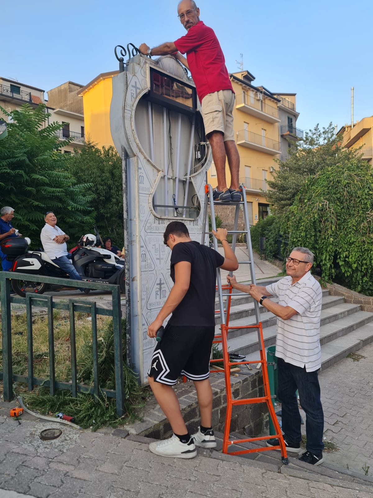 Mussomeli, l’orologio  della Misericordia presso la villa Falcone Borsellino torna ad essere attivo