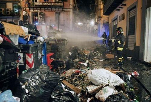 Palermo, bruciati in strada cumuli d’immondizia: decine i roghi