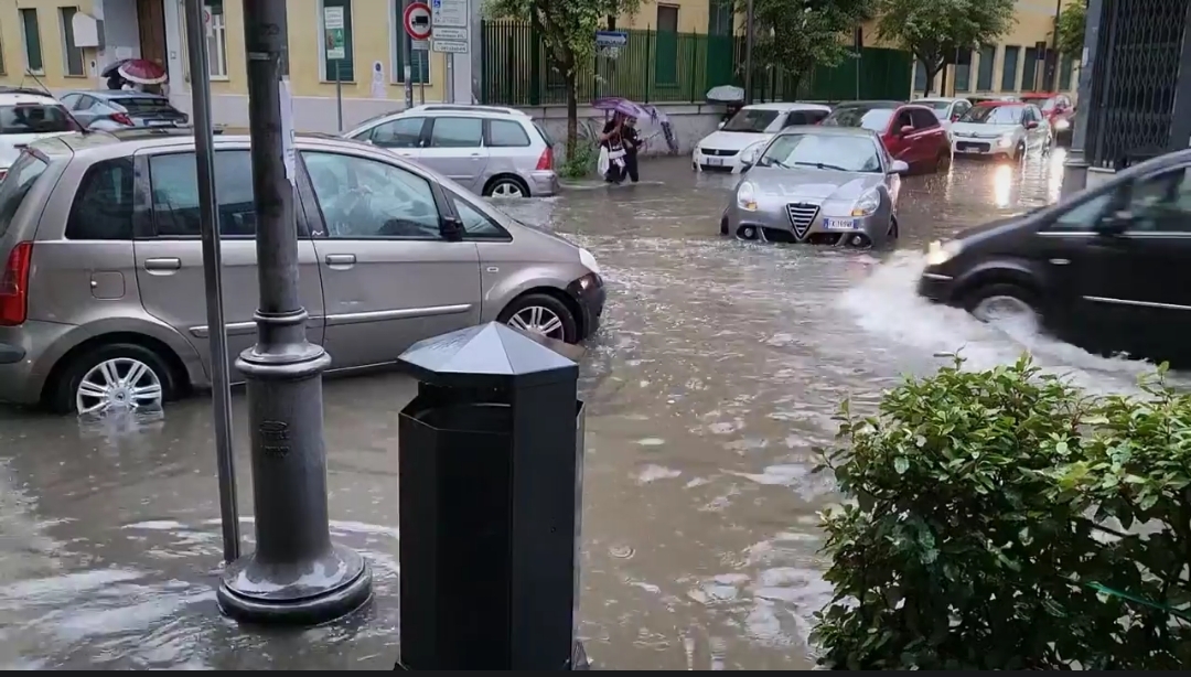 Mamma e figlio salvati dopo essere finiti in un tombino coperto dall’acqua a seguito di allagamenti
