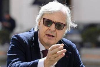 Sgarbi e la depressione, la psicologa: “Sofferenza grande, sua volontà va rispettata”