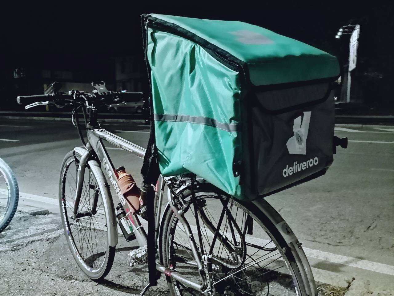 Turista rapinato dell’orologio: “rider“ rincorre ladri a piedi e riesce a consegnare alla Polizia di Stato uno degli aggressori