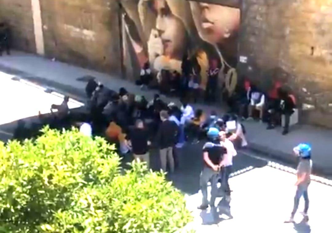 Caltanissetta, migranti in protesta in via Rosso di San Secondo. Traffico bloccato