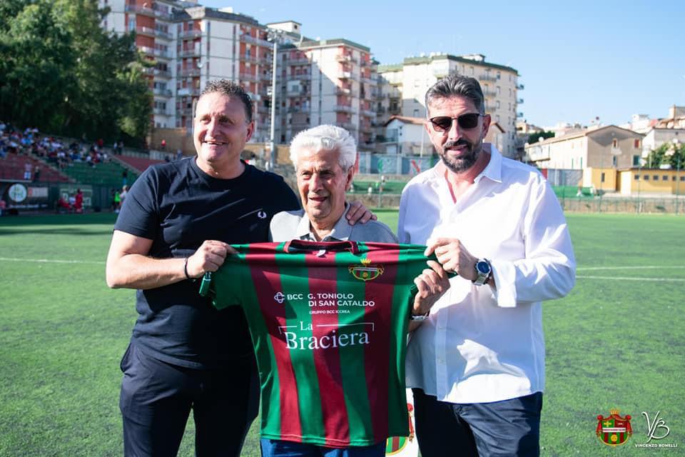 Da 78 anni non si perde una partita della Sancataldese: premiato con un abbonamento ed una maglia