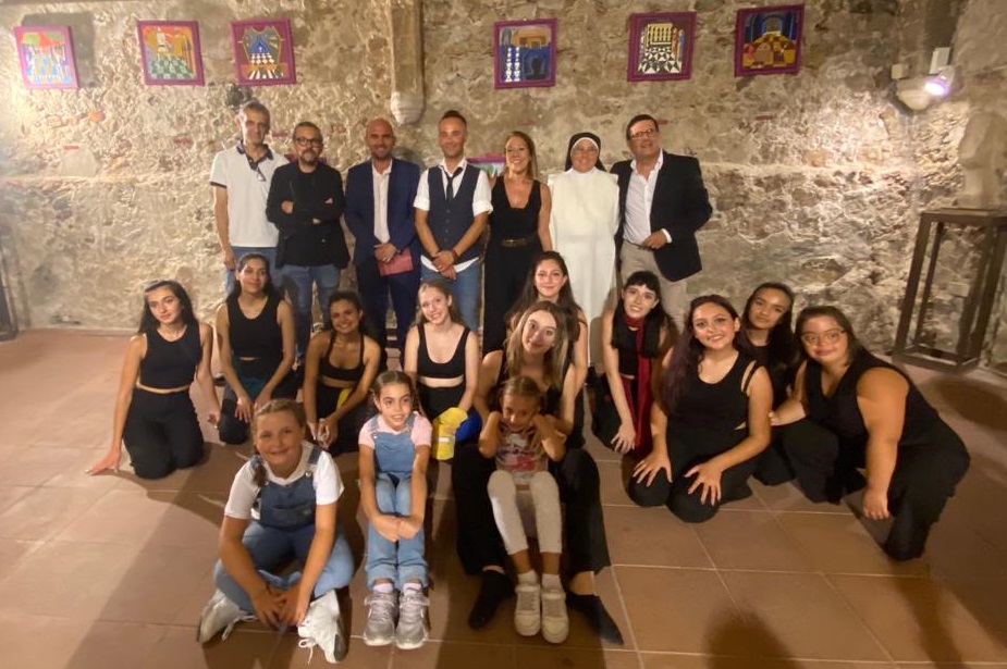 Ballerine nissene del Centro Studi Danza si esibiscono alla mostra di Sotir a Taormina