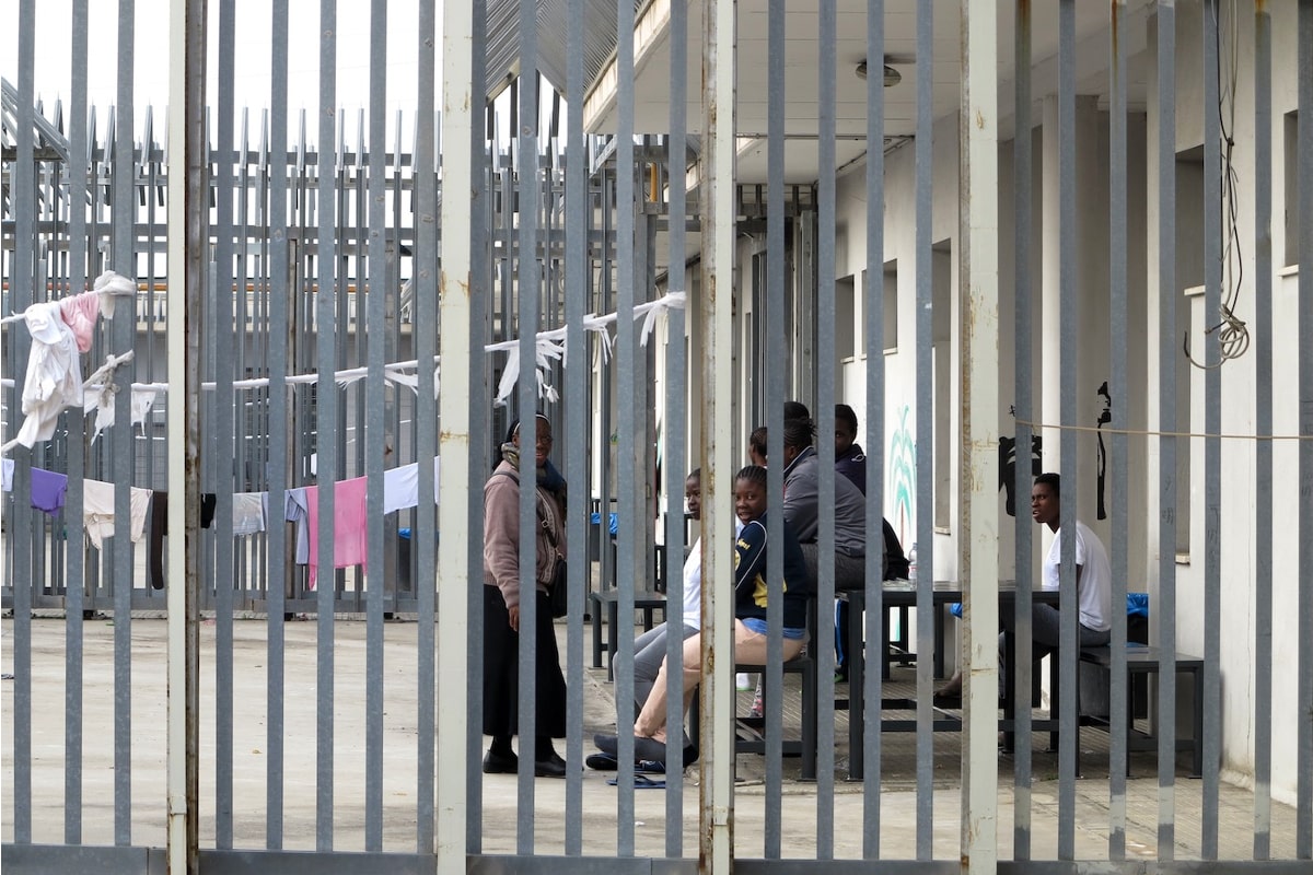 Fiamme ai materassi, danni al centro per migranti nel trapanese