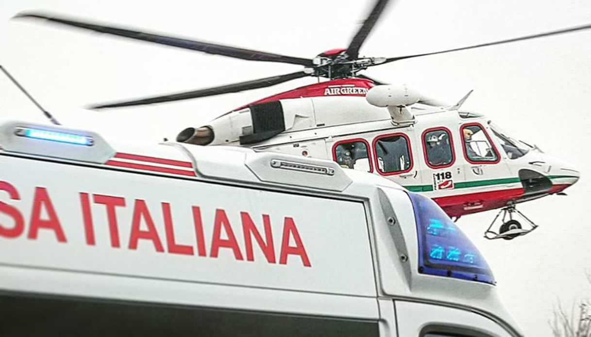 In Calabria si sente male, arriva l’ambulanza ma è senza medico: viene chiesto intervento dell’elisoccorso, ma il paziente muore