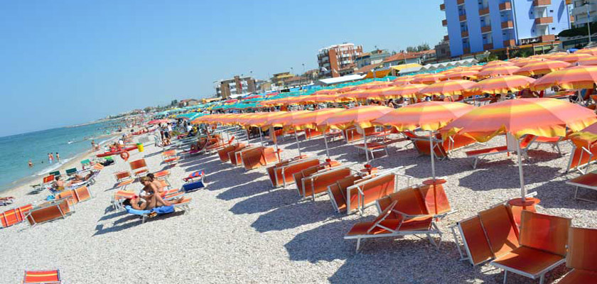 Turismo in calo: inflazione, maltempo e caro voli tra le principali cause