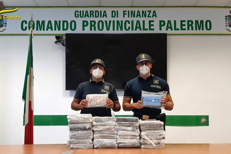 A Buonfornello i Finanzieri arrestano corriere della droga sequestrando 17 kg di cocaina del valore di 1,4 milioni di euro