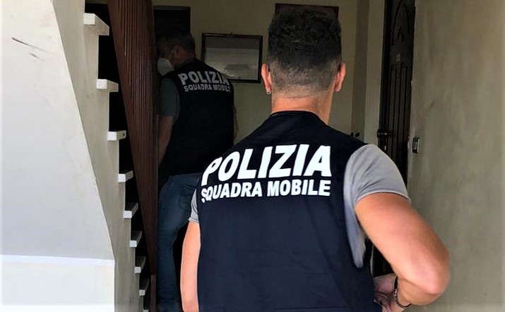 Gela, aveva in casa un fucile modificato e  munizioni. Arrestato dalla Polizia