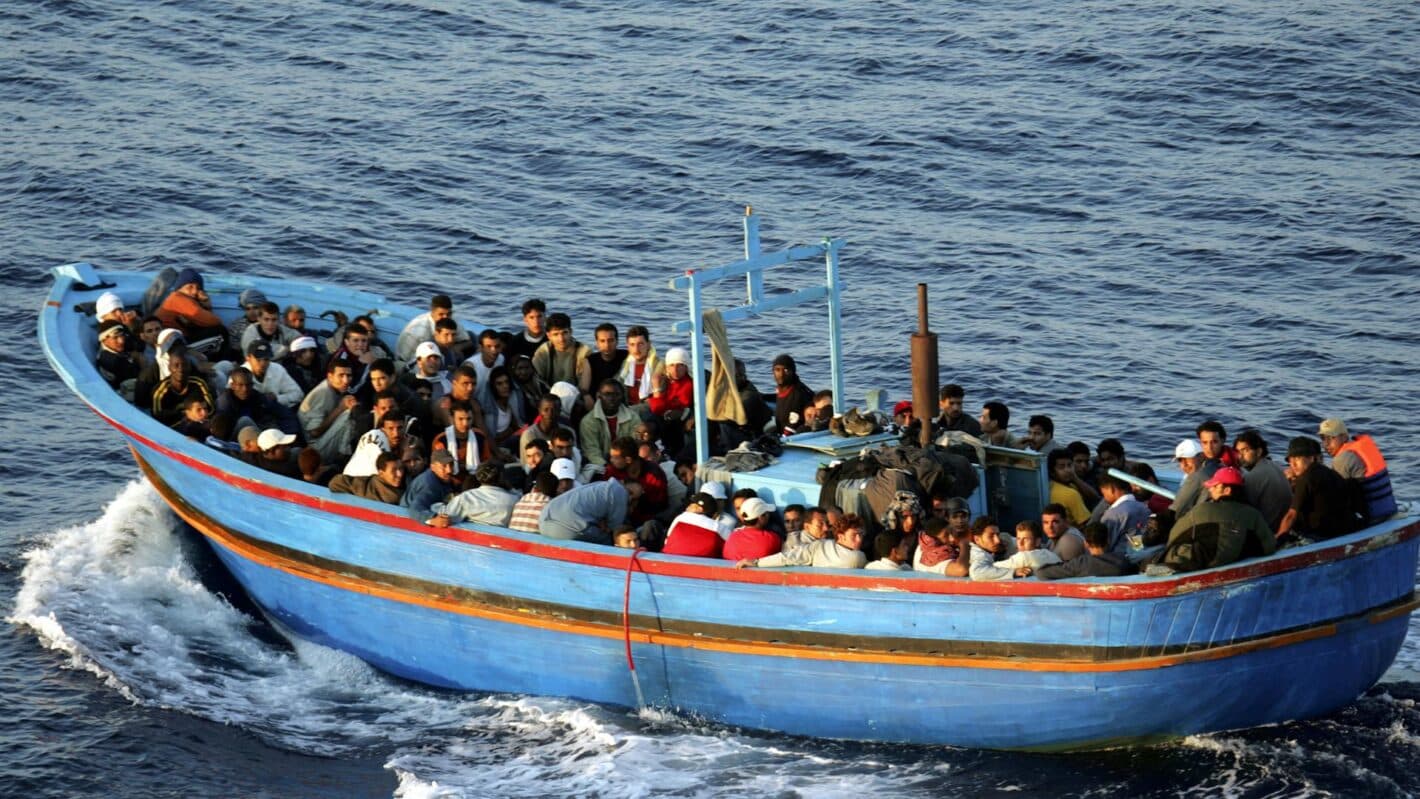 Sicilia, guardia costiera soccorre un barchino in difficoltà. A bordo 100 migranti
