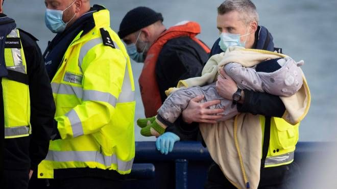 Migranti, dramma a Lampedusa: sbarcato un neonato morto