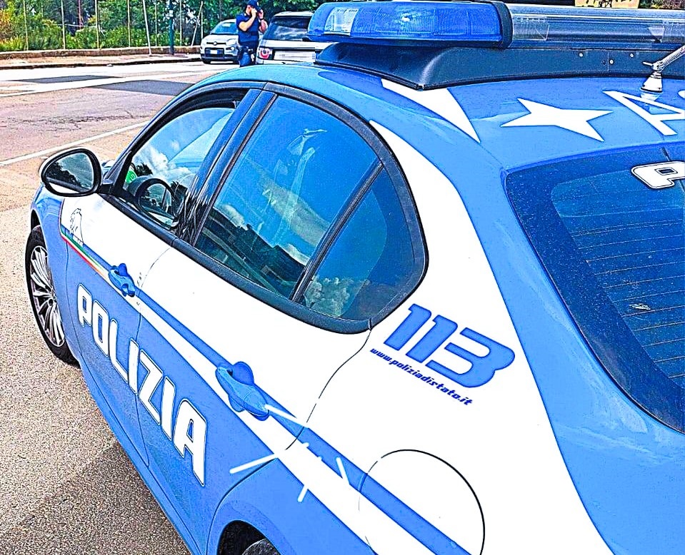 Gela, Polizia arresta 23enne: in casa aveva armi, droga in dosi e soldi