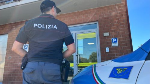 Si cosparge di benzina e minaccia di darsi fuoco: salvato dalla Polizia