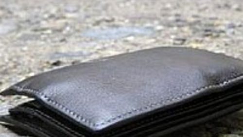 Trova portafogli a terra con dentro 1000 euro, lo porta ai Carabinieri che lo restituiscono al legittimo proprietario