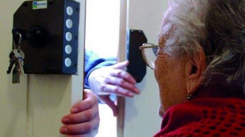 Truffa del falso incidente: sedicente avvocato telefona a casa di un’anziana, si fa consegnare soldi e preziosi, e si dilegua