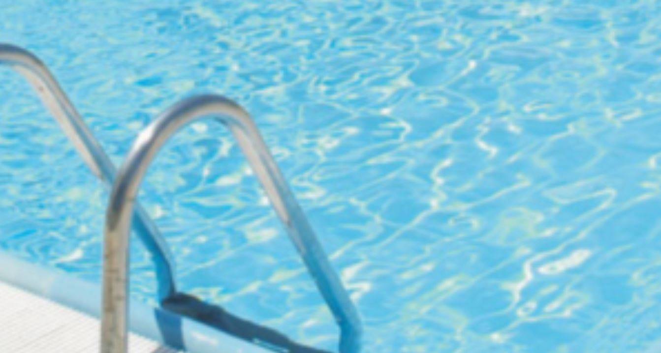 In vacanza con moglie e figlia, 43enne muore in piscina