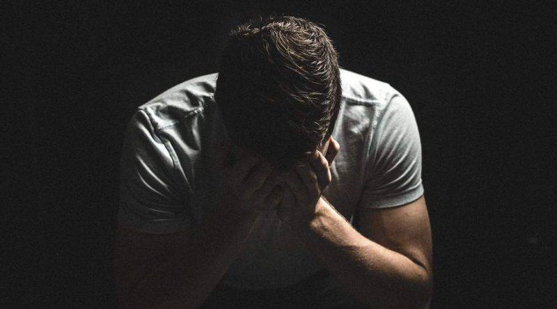 Violenza sessuale ad un uomo: giovane professionista abusato dalla sua datrice di lavoro