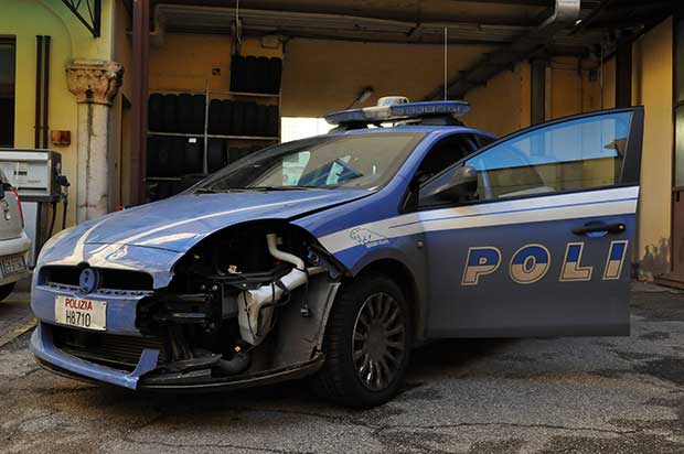 Folle fuga in auto nell’agrigentino: sperona polizia, 4 feriti