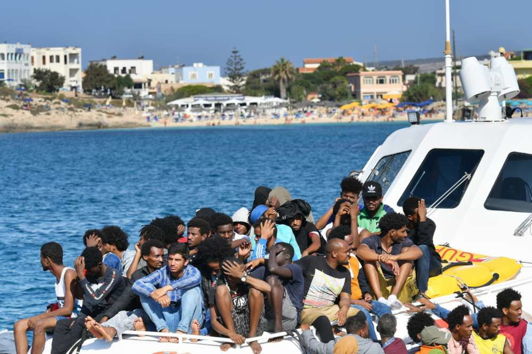 Migranti: notte di sbarchi a Lampedusa, arrivati in 258