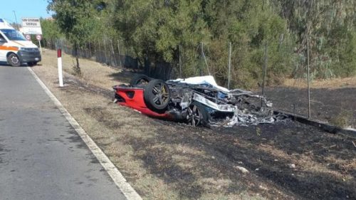 Ferrari contro camper: due morti. Coinvolta nel tragico incidente anche una Lamborghini Huracan Spider