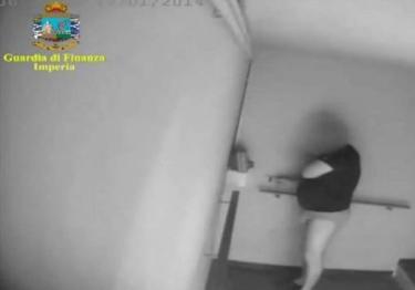 Vigile urbano aveva timbrato cartellino in mutande: assolto; per lui risarcimento di 250 mila euro