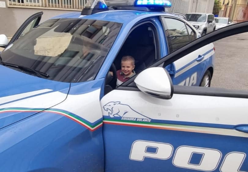 Caltanissetta. Piccolo fan di 3 anni fa visita alla Polizia in Questura con i genitori salendo anche sulle auto della Sezione Volanti