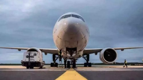 Un passeggero l’ha fatta per errore sul pavimento del bagno dell’aereo: volo cancellato