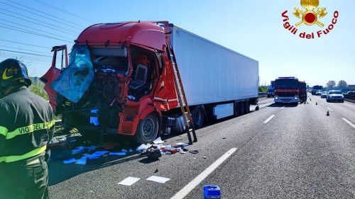 Tamponamento per quattro mezzi pesanti in autostrada: un morto e un ferito grave