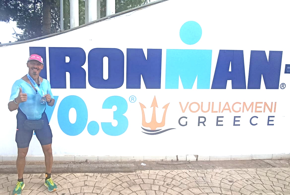 L’Ironman nisseno Maurilio Usai a Vouliagmeni in Grecia,  esempio di atleta: abnegazione, costanza, disciplina, impegno i suoi punti forti