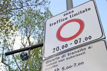 Roma, scoperti furbetti della Ztl: ecco come truccavano le targhe