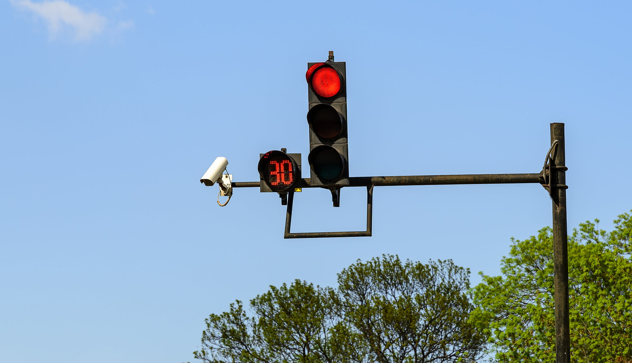 Le arrivano multe per 700 euro con 36 punti decurtati dalla patente: ma lei abita in un’altra Città e possiede un’auto diversa