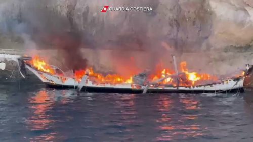 Veliero in fiamme al largo di Lampedusa, tutti salvi i passeggeri
