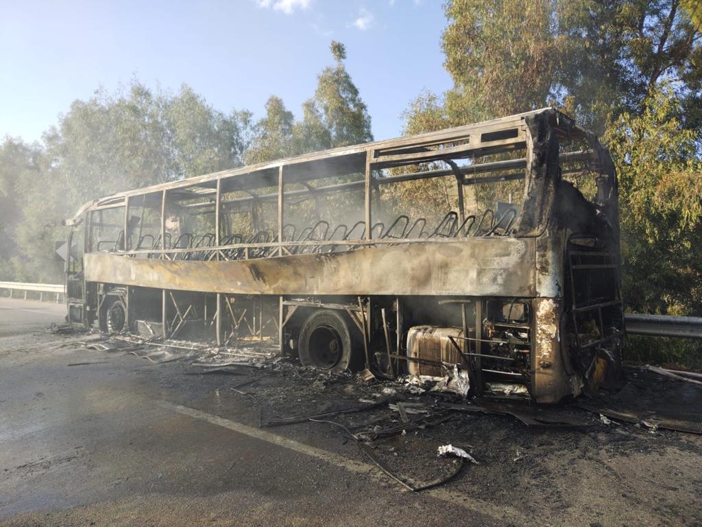 Su A19 pullman in fiamme tra Ponte Cinque Archi e Resuttano, vigili del fuoco a lavoro e traffico bloccato