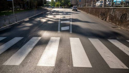 Morte cerebrale per una 15enne investita da un’auto mentre stava attraversando le strisce pedonali