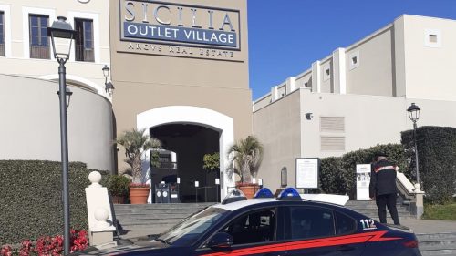 Carabinieri arrestano 3 persone: rubavano merce griffata al Sicilia Outlet Village