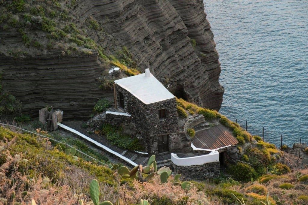 La casa de ‘Il postino’ di Troisi a Salina non sarà demolita, va tutelata per il suo alto valore culturale e artistico