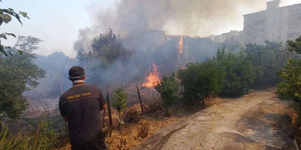 Sicilia, incendi diffusi: ancora chiusa l’A19, confermata “Allerta rossa”