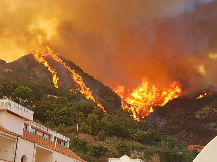 Notte di incendi in Sicilia, decine di case distrutte, 150 persone evacuate