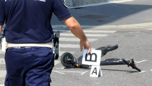 Incidente stradale tra 80enni: la vittima in monopattino travolta dall’auto di un suo coetaneo