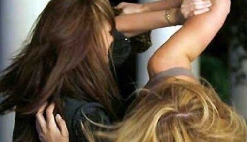 L’avrebbero picchiata per gelosia, chiesto processo per 3 ragazze