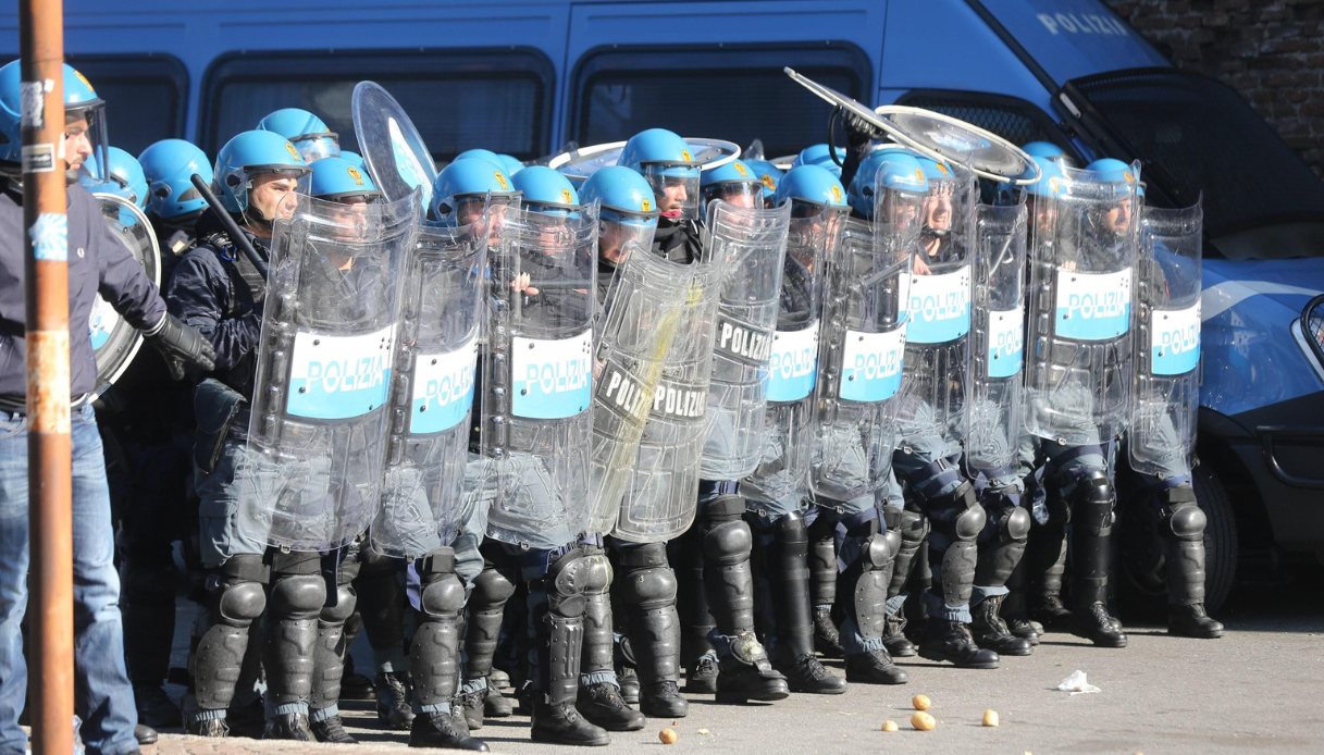 Scontri violenti nel dopo gara tra Siracusa e Acireale: denunce della Polizia per 46 ultras delle due tifoserie