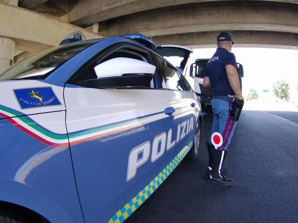 Caltanissetta, Polizia sequestra 4 coltelli e un pass per disabili falsificato