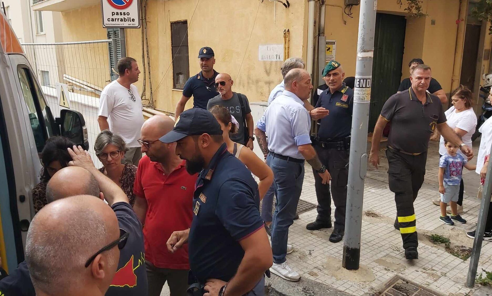 Sicilia, scoppia incendio in una casa, poliziotto salva 4 bimbi ed il loro cane