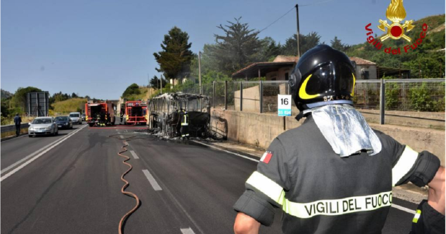 Pullman in fiamme sulla A19: riapre il traffico. Nessun ferito tra i passeggeri
