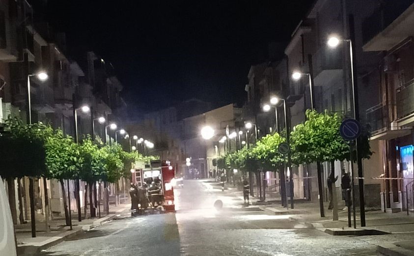 Serradifalco. Incendio nella notte: a fuoco condutture in plastica; fumo fuoriesce dai tombini nel centro abitato. Il sindaco Leonardo Burgio denuncia: “Incendio doloso”