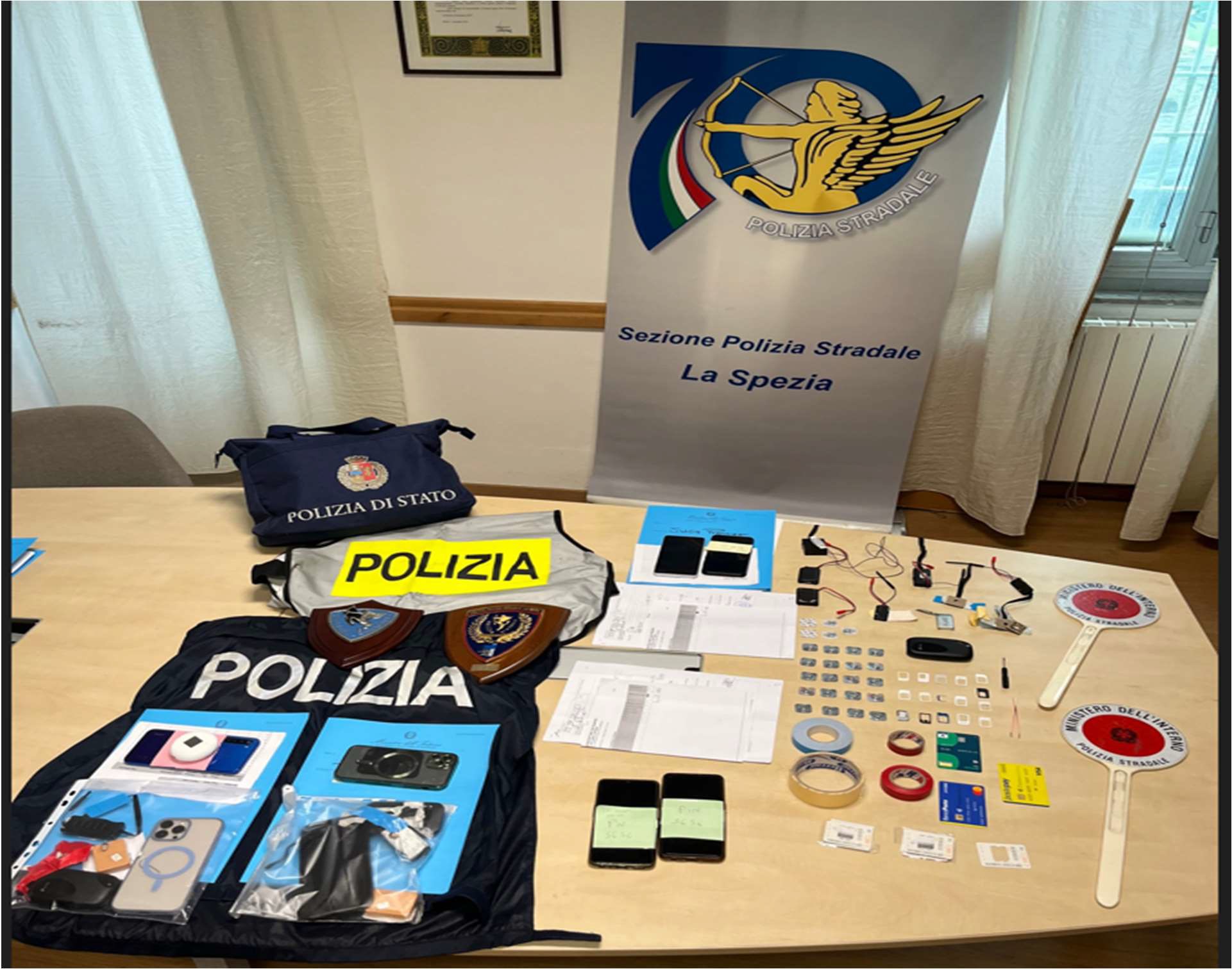 Agli esami per la patente con auricolari e cellulari: denunciate 6 persone dalla Polizia di Stato