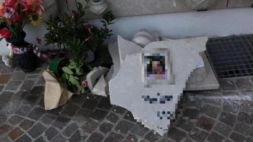 Artigiano danneggia a martellate la tomba che aveva realizzato per non aver ricevuto dai familiari quanto pattuito