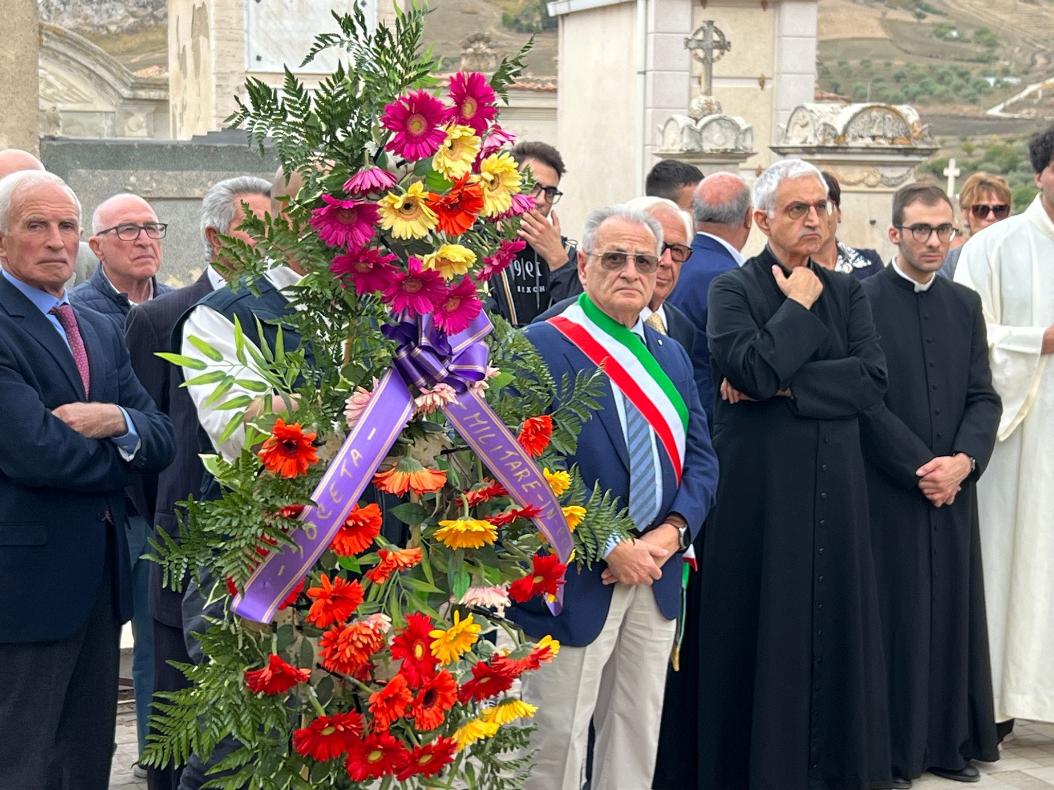 Santa Caterina. Commovente corteo al cimitero comunale con omaggio floreale ai defunti