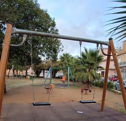 Delia. Sistemate una delle giostre e i seggiolini dell’altalena del Parco Robinson