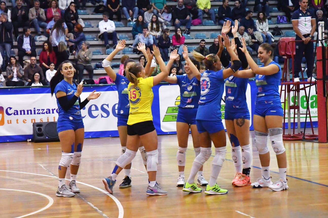 Pallavolo Femminile B2. La Traina Caltanissetta vince in rimonta 1-3 contro Sensation Profumerie e resta capolista